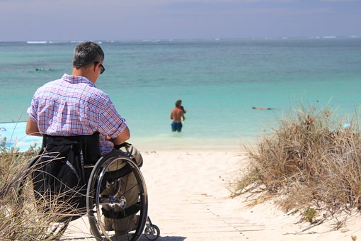 Ein Rollstuhl ermöglicht Mobilität und Teilhabe. Wir Versicherungsmakler in Gatow beraten Sie zum wichtigen Thema der Arbeitskraftabsicherung